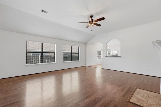 2304 Oakleaf Hills Circle, Conroe, TX 77304