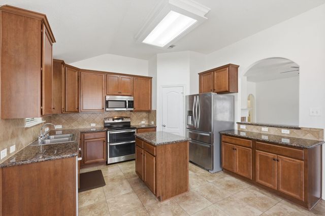 2304 Oakleaf Hills Circle, Conroe, TX 77304