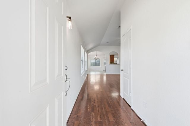 2304 Oakleaf Hills Circle, Conroe, TX 77304
