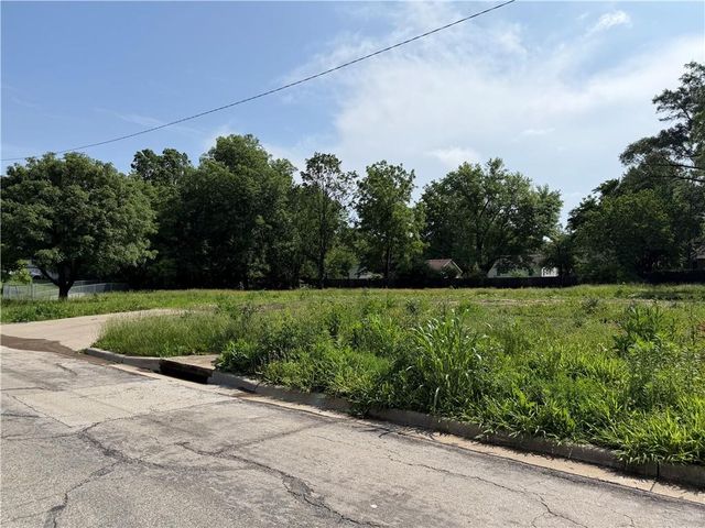 8821 Jarboe Street, Kansas City, MO 64114