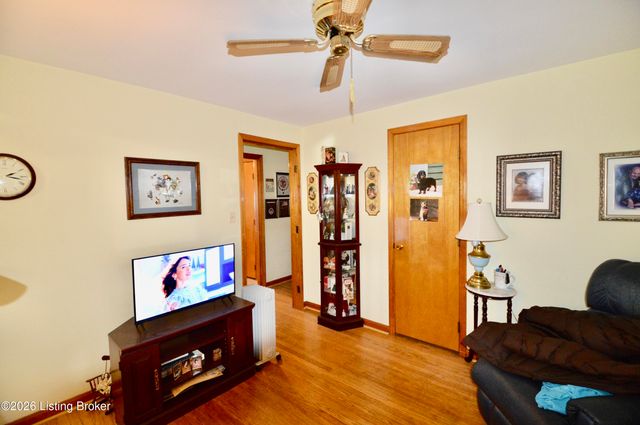3512 Schaffner Dr, Louisville, KY 40216