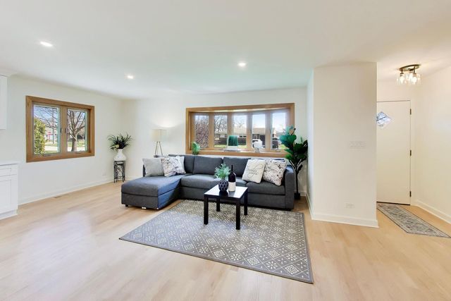 656 Jon Lane, Des Plaines, IL 60016