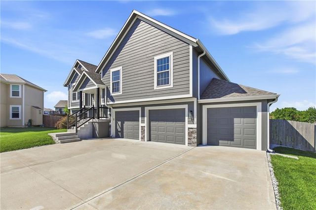 12301 S Burr Oak Circle, Peculiar, MO 64078