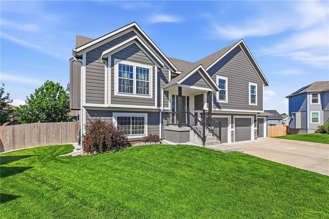 12301 S Burr Oak Circle, Peculiar, MO 64078