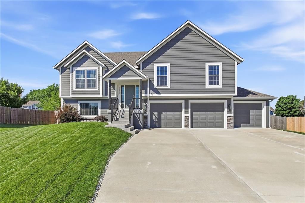 12301 S Burr Oak Circle, Peculiar, MO 64078