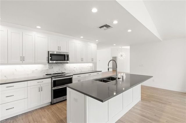 2178 Pine Woods CIR 25, Naples, FL 34105