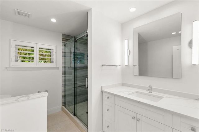 2178 Pine Woods CIR 25, Naples, FL 34105