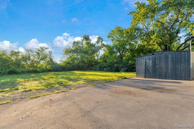 6837 Middlebelt Road, Romulus, MI 48174