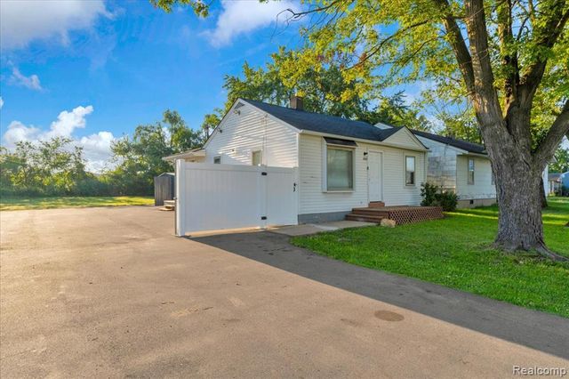 6837 Middlebelt Road, Romulus, MI 48174