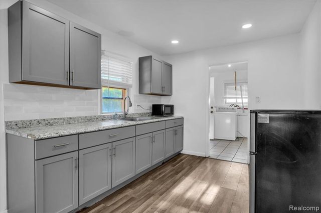 6837 Middlebelt Road, Romulus, MI 48174