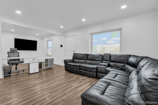 6837 Middlebelt Road, Romulus, MI 48174