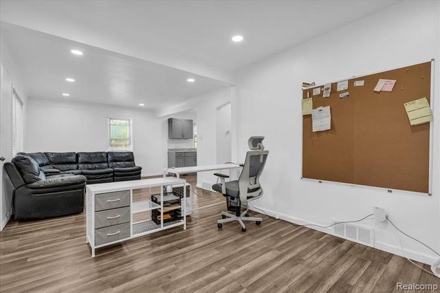 6837 Middlebelt Road, Romulus, MI 48174