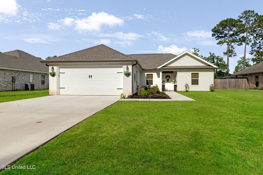 3220 N 9th Street, Ocean Springs, MS 39564