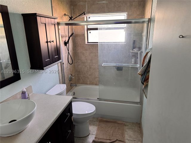 8205 NW 80th St, Tamarac, FL 33321