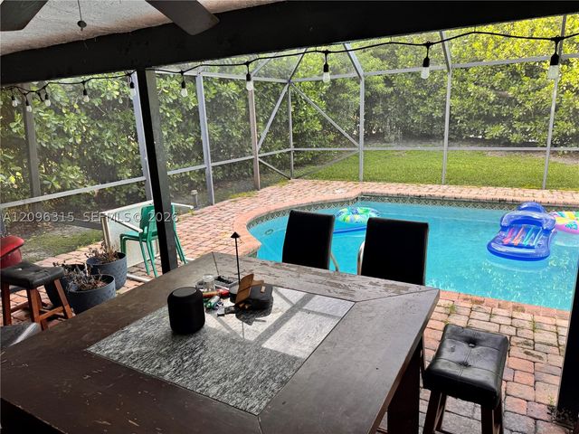 8205 NW 80th St, Tamarac, FL 33321