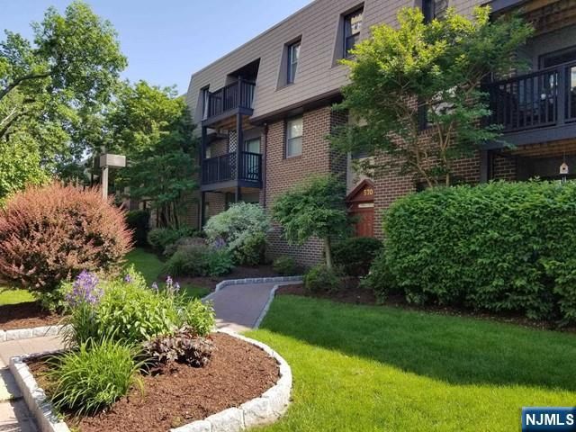570 North Avenue F, Fort Lee, NJ 07024