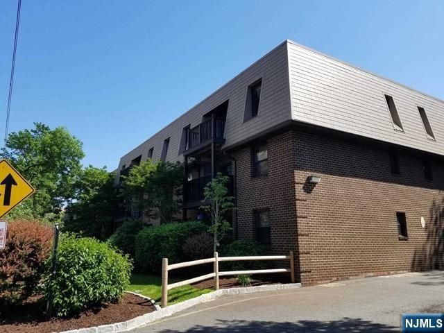 570 North Avenue F, Fort Lee, NJ 07024