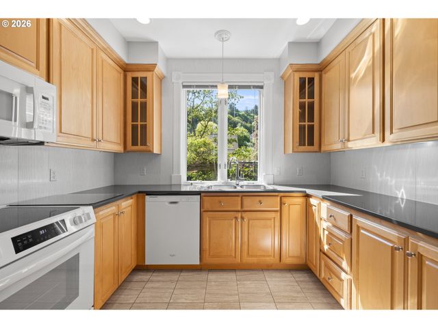 3627 S CORBETT Ave, Portland, OR 97239