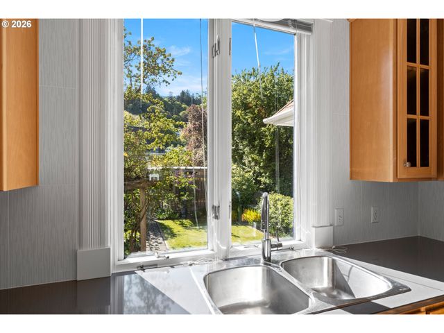 3627 S CORBETT Ave, Portland, OR 97239