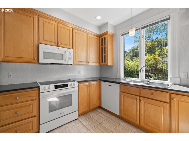 3627 S CORBETT Ave, Portland, OR 97239