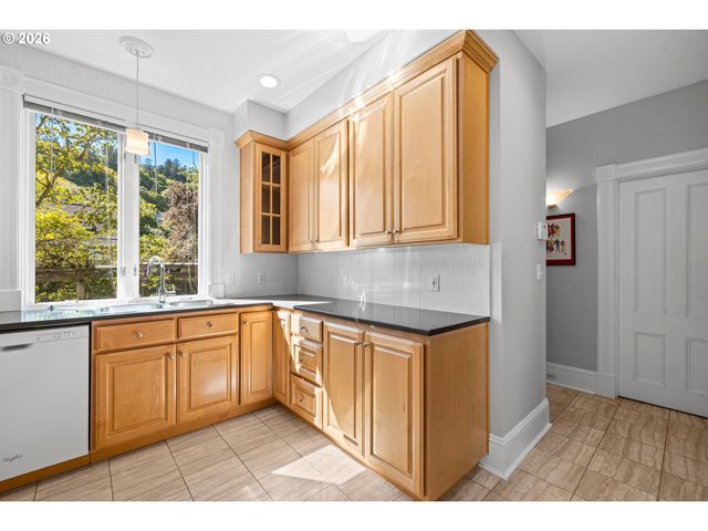 3627 S CORBETT Ave, Portland, OR 97239