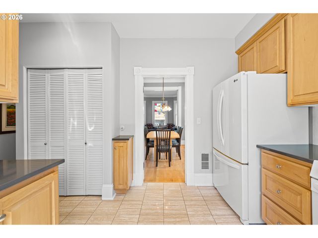 3627 S CORBETT Ave, Portland, OR 97239