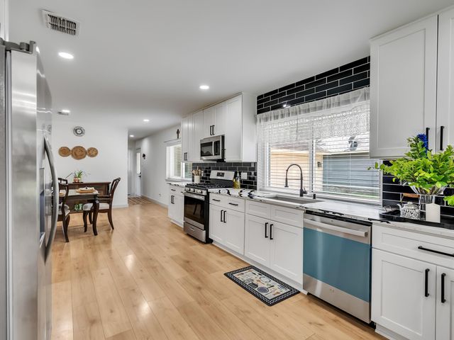 828 Stone Mountain Drive, Conroe, TX 77302
