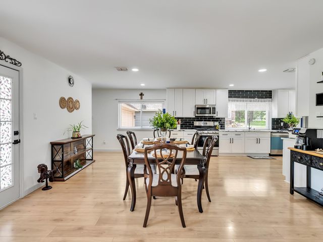 828 Stone Mountain Drive, Conroe, TX 77302
