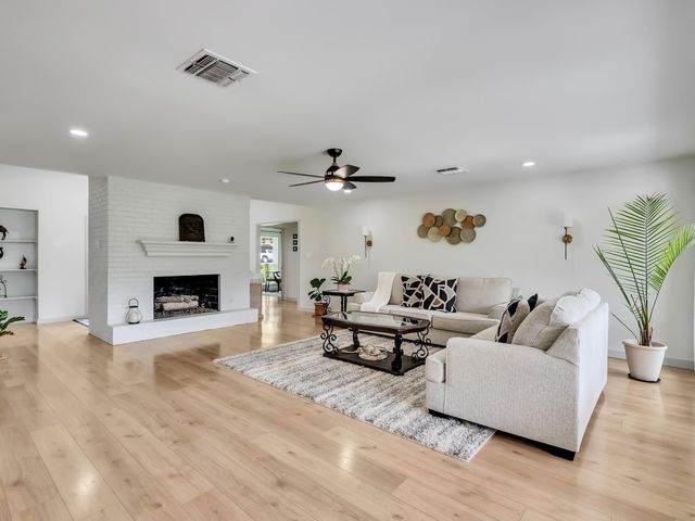 828 Stone Mountain Drive, Conroe, TX 77302