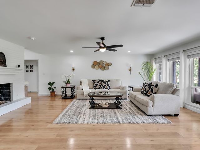 828 Stone Mountain Drive, Conroe, TX 77302