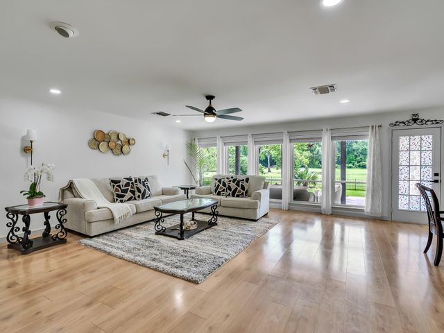 828 Stone Mountain Drive, Conroe, TX 77302