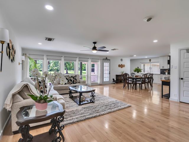 828 Stone Mountain Drive, Conroe, TX 77302