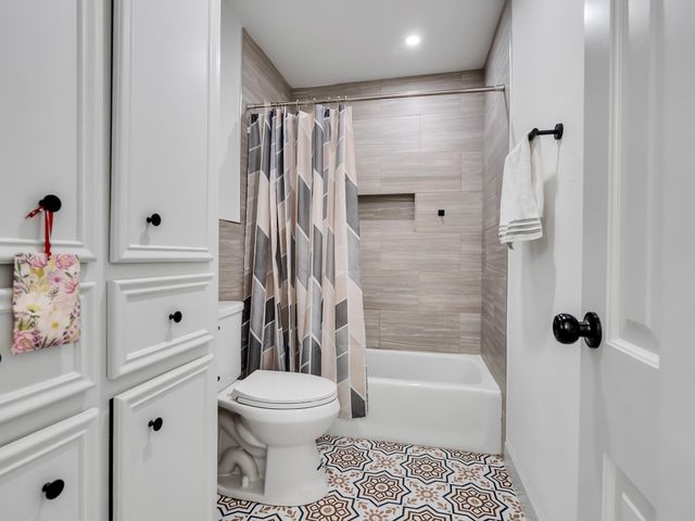 828 Stone Mountain Drive, Conroe, TX 77302