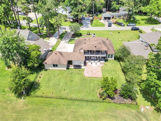 828 Stone Mountain Drive, Conroe, TX 77302