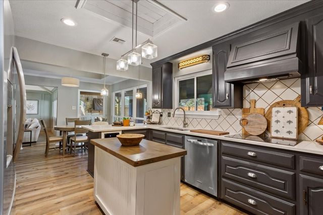 304 Trailwood Drive, Woodway, TX 76712