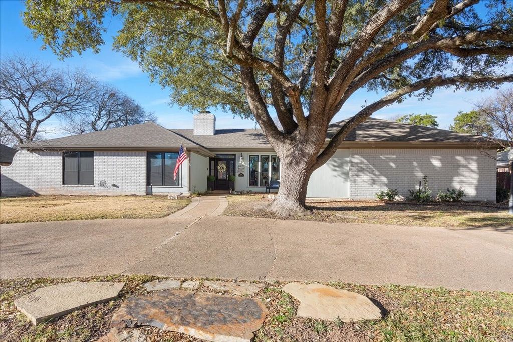 304 Trailwood Drive, Woodway, TX 76712
