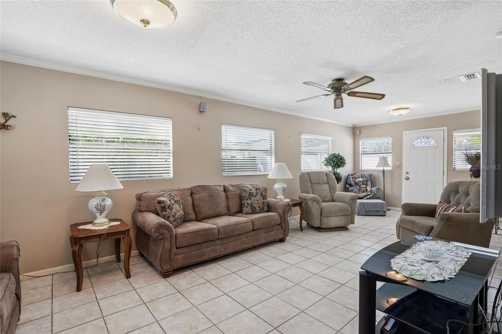 Image 13 of property listing at 3312 W BURKE ST, Tampa, FL 33614