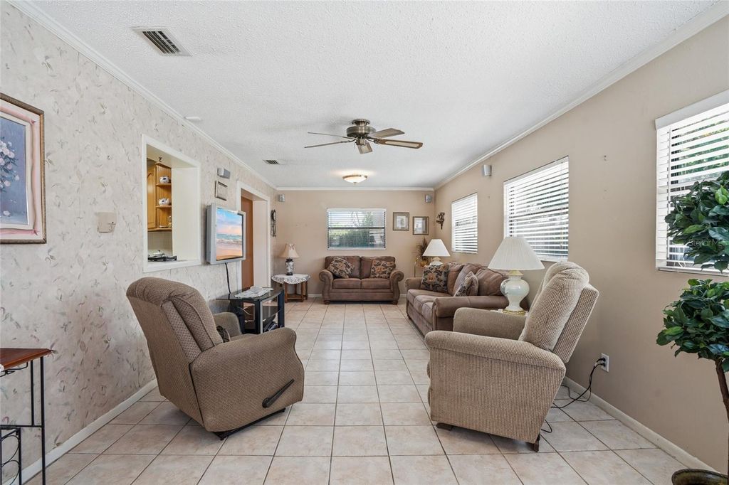 Image 14 of property listing at 3312 W BURKE ST, Tampa, FL 33614