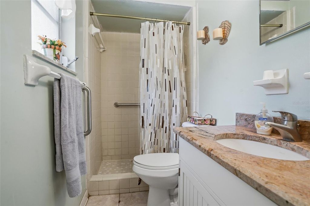 Image 20 of property listing at 3312 W BURKE ST, Tampa, FL 33614