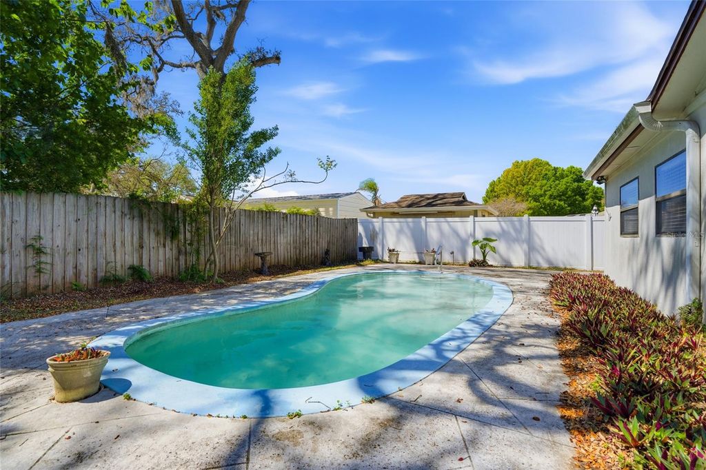 Image 25 of property listing at 3312 W BURKE ST, Tampa, FL 33614