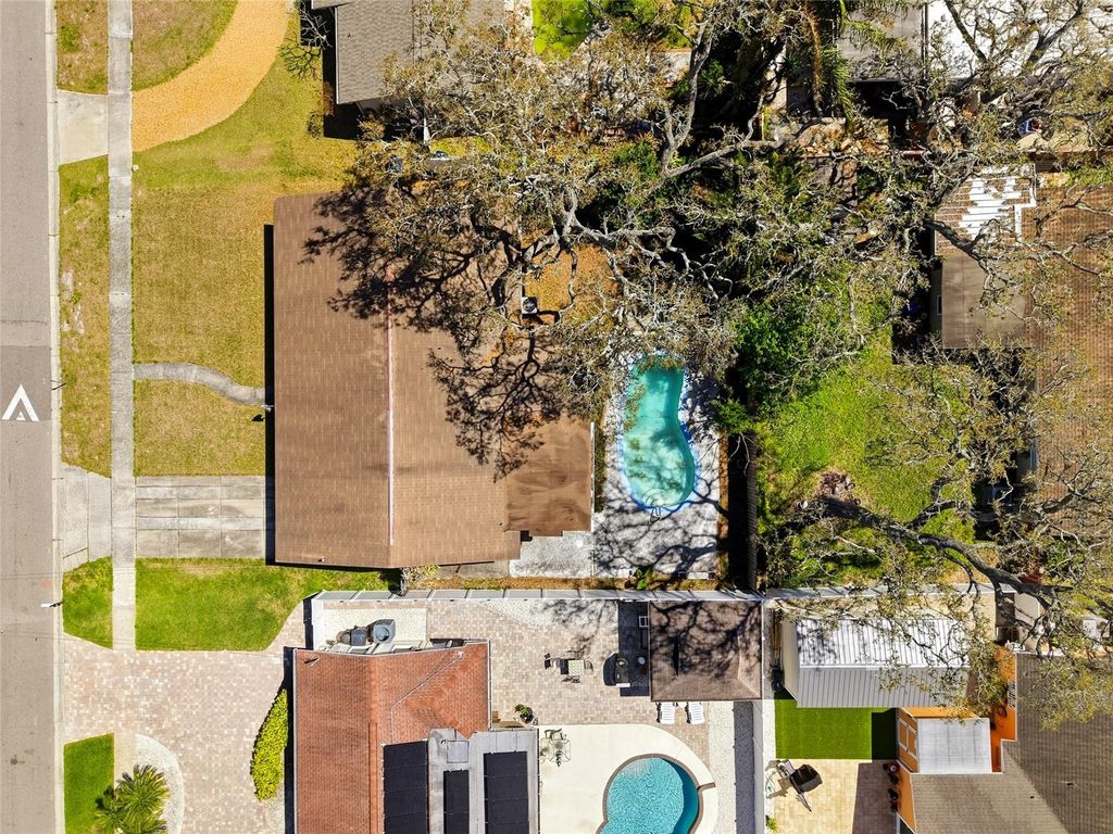 Image 26 of property listing at 3312 W BURKE ST, Tampa, FL 33614