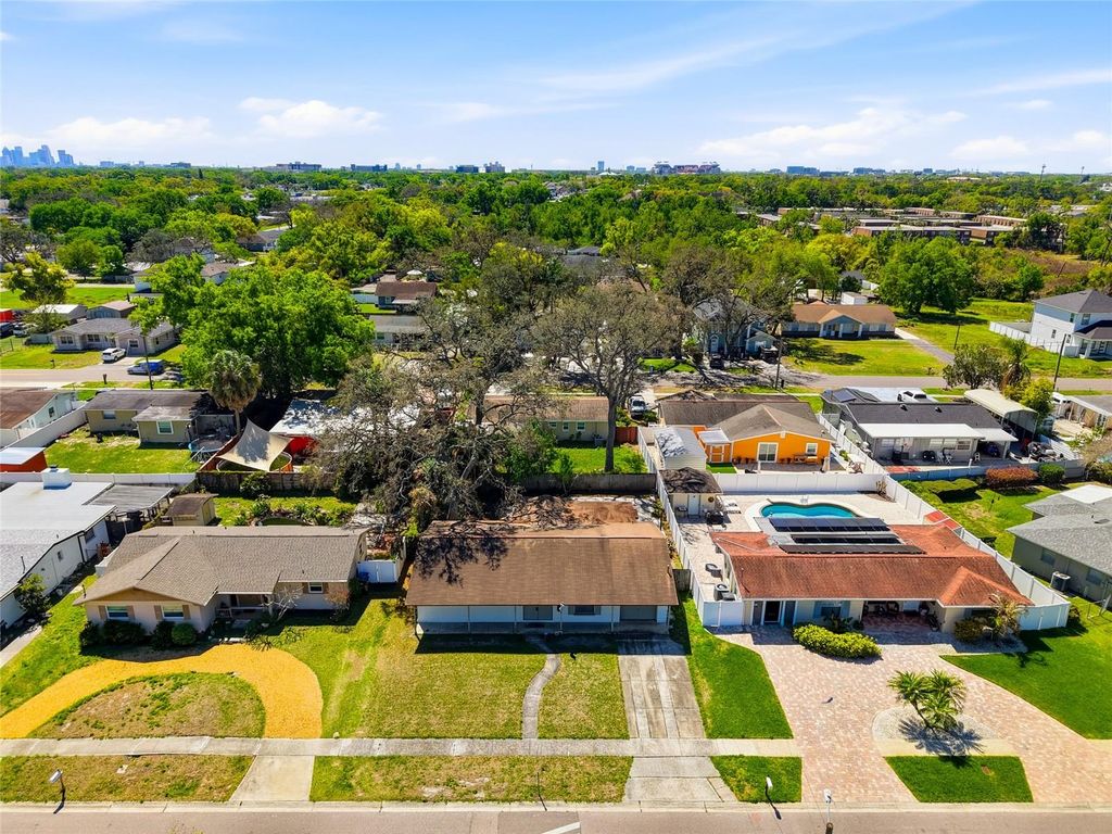 Image 28 of property listing at 3312 W BURKE ST, Tampa, FL 33614