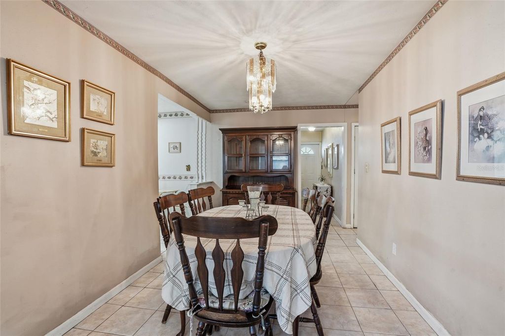 Image 9 of property listing at 3312 W BURKE ST, Tampa, FL 33614