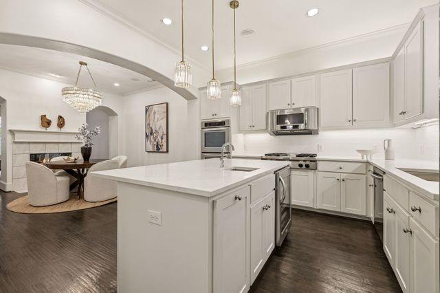 2417 Worthington Street, Dallas, TX 75204