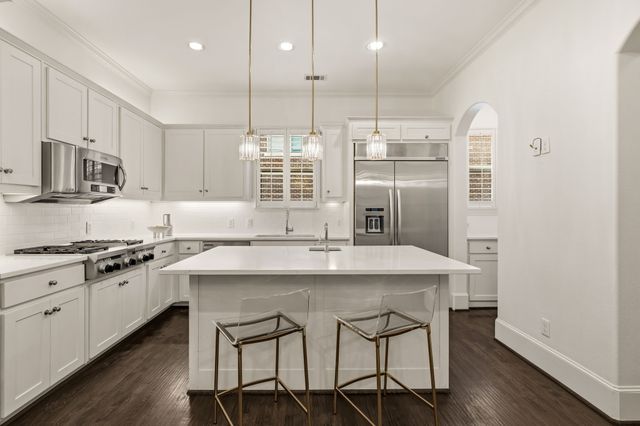 2417 Worthington Street, Dallas, TX 75204