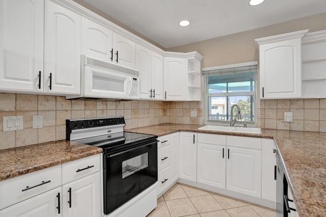 2734 NE 27th Court 17, Lighthouse Point, FL 33064