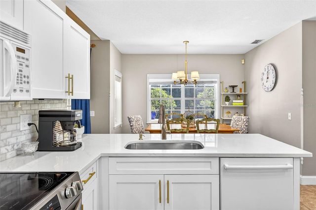 11240 GRANDVIEW DR, Dade City, FL 33525