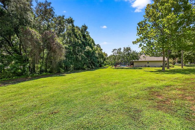 11240 GRANDVIEW DR, Dade City, FL 33525