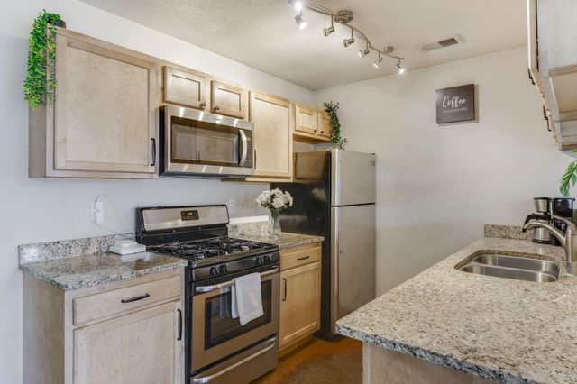 600 8th Street NW D, Albuquerque, NM 87102