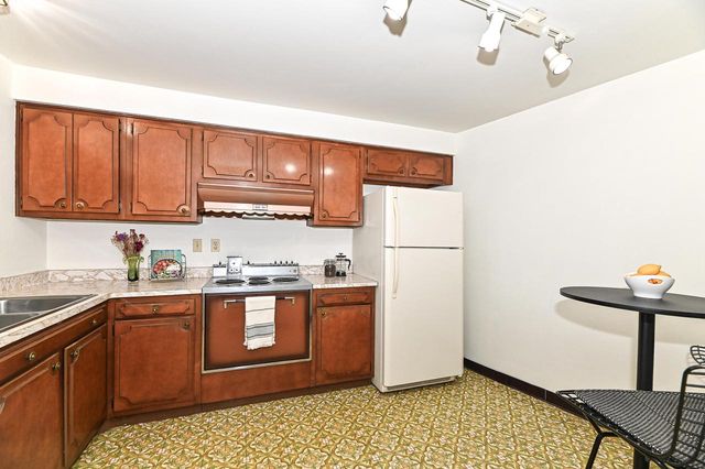 2525 S Shore DRIVE #6B, Milwaukee, WI 53207